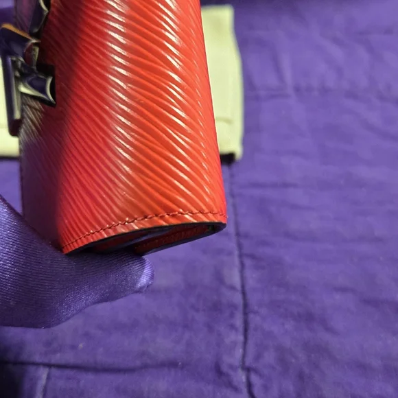 Louis Vuitton Red Epi Coquelicot Twist Lock Compact Wallet with Silver Logo - Picture 4 of 15